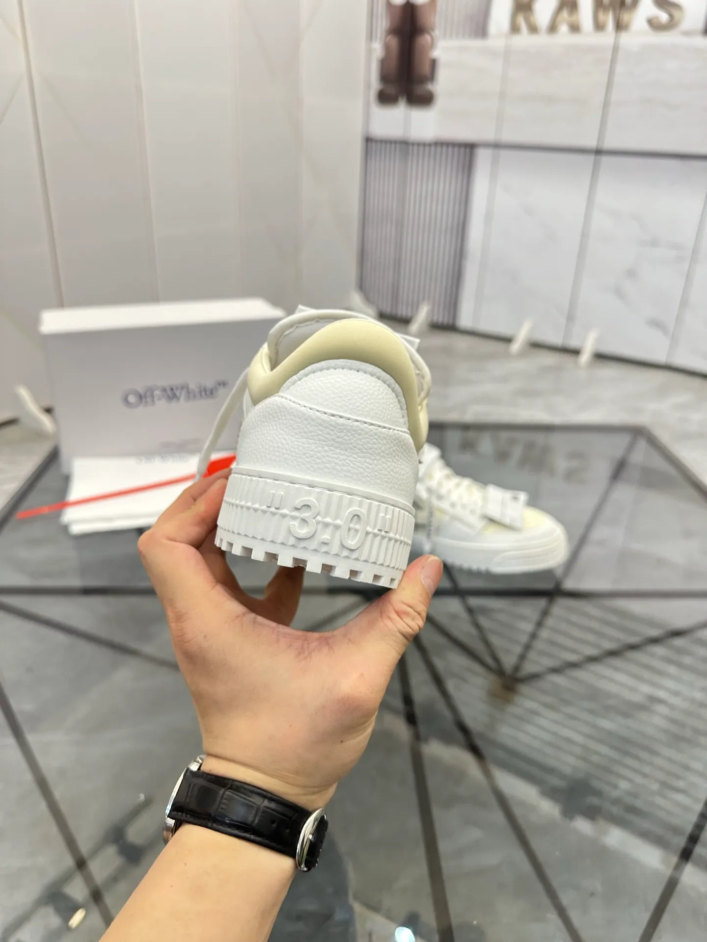 Selling men's shoes 💰: 💰P500¥ High-end top quality Product trademark: OFF WHITE *"OFF WHITE*" low-top casual shoes Regular size: 35-45 (can be customized to 46) Couple style Product materials: Upper imported first-layer cowhide stitched with original fabric, genuine leather lining, original outsole. No.: H203